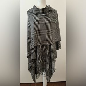 NWOT Cejon Black White Houndstooth Open Front Fringe Poncho Cape OS